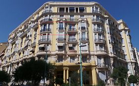 2 pièces, Centre Ville, 50 mètres plages et mer.